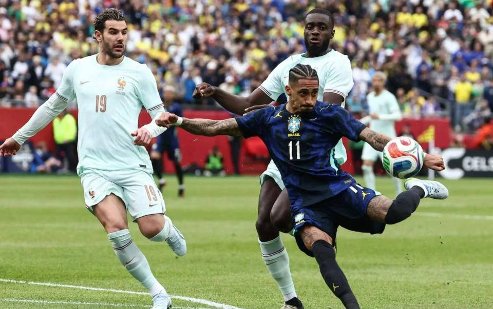 巴萨宣布拉菲尼亚膝伤将缺阵5周,战法国前已显肌肉不适引发质疑